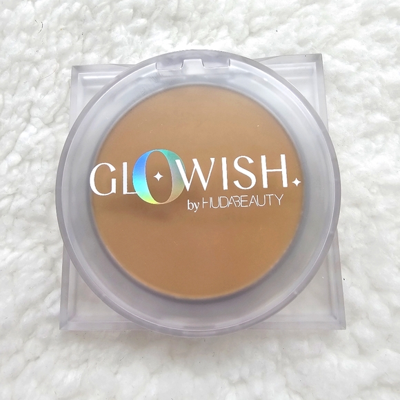 🎉BRAND NEW, NEVER USED!🎉 Huda Beauty Glowish Luminous Pressed Powder! - Picture 4 of 7